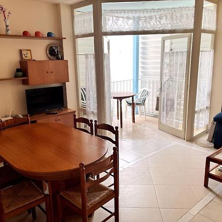 Piso Con Parking En El Centro A 2 Minutos De La Playa Apartman L' Escala Kültér fotó